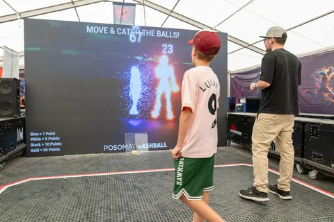 Zuschauer und Spieler vor der Bashball LED-Wand im Festivalzelt