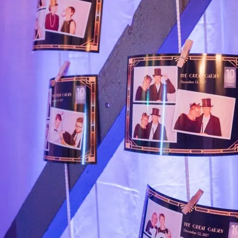 Fotodrucke mit individuell gestaltetem Layout an einer Wand