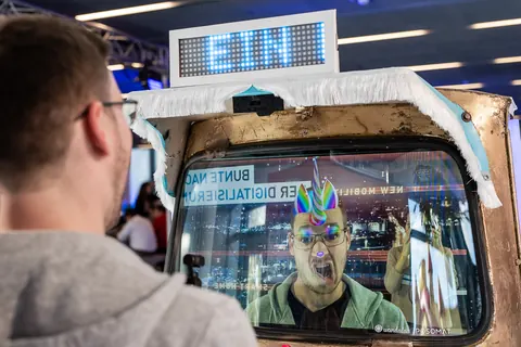 Gast mit AR-Effekt auf dem Bildschirm des Tuk Tuk